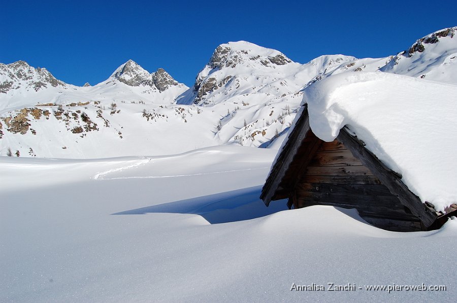 26 Le manifatture umane spuntano a stento dalla neve.JPG